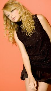 Taylor Swift Curly Blonde Hair Fashion Portrait Wallpaper for Mobile