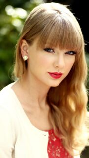 Taylor Swift Stunning Portrait High Resolution Mobile Wallpaper