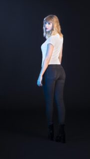 Stunning Portrait of Taylor Swift in Casual Chic Outfit Mobile Wallpaper