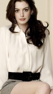 Anne Hathaway High Definition Mobile Wallpaper – Stunning Portrait for Smartphone Backgrounds