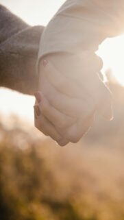 Warm Romantic Couple Holding Hands at Sunset Mobile Wallpaper
