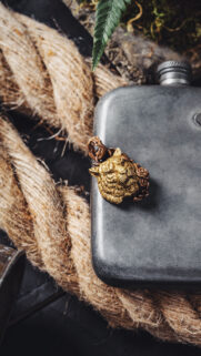 Golden Leo Zodiac Lion Pendant Aesthetic 4K Wallpaper