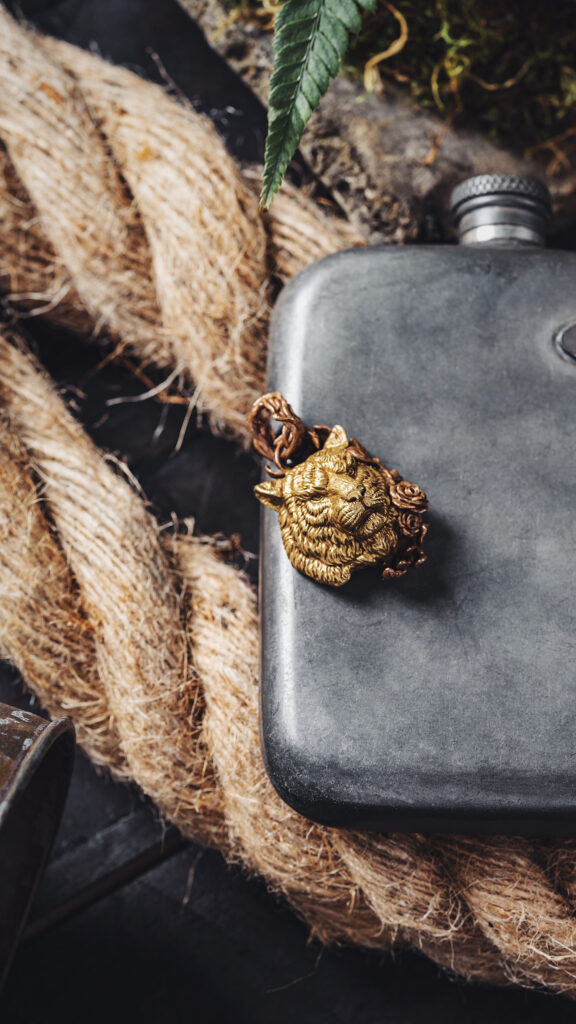 Golden Leo Zodiac Lion Pendant Aesthetic 4K Wallpaper
