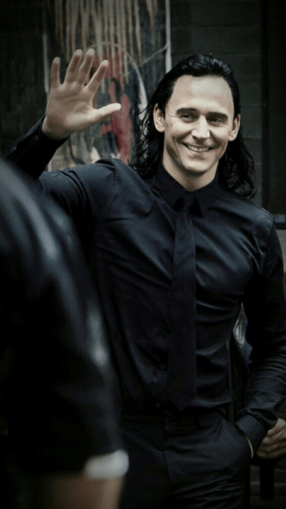 Tom Hiddleston Elegant Portrait Mobile Wallpaper