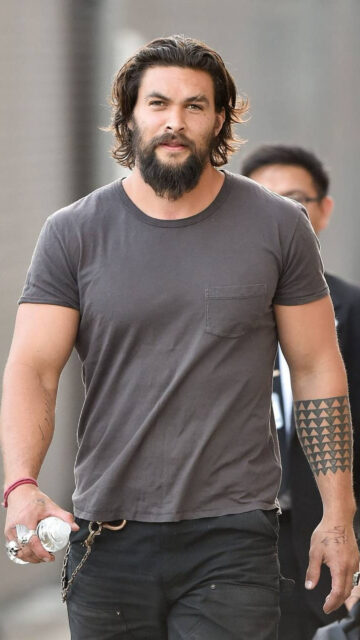 Jason Momoa Grey T-Shirt Look Mobile Wallpaper