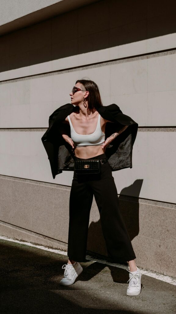 Chic Street Style Fashion Girl Minimalist Aesthetic Wallpaper