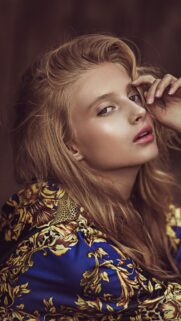 Stunning Blonde Fashion Model Portrait High Quality Mobile Wallpaper