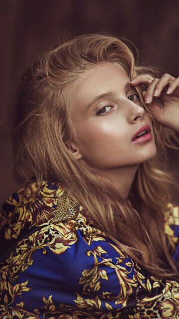 Stunning Blonde Fashion Model Portrait High Quality Mobile Wallpaper