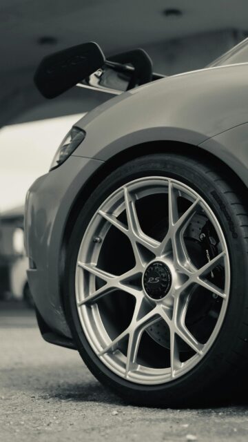 Stunning Porsche 911 GT3 RS Silver Wheel Close-up Mobile Wallpaper