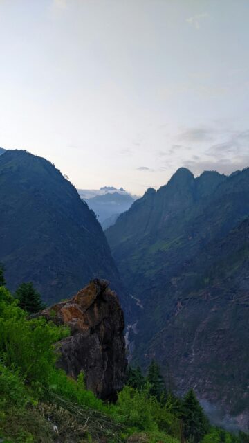 Breathtaking Mountain Valley View at Dusk Mobile Wallpaper