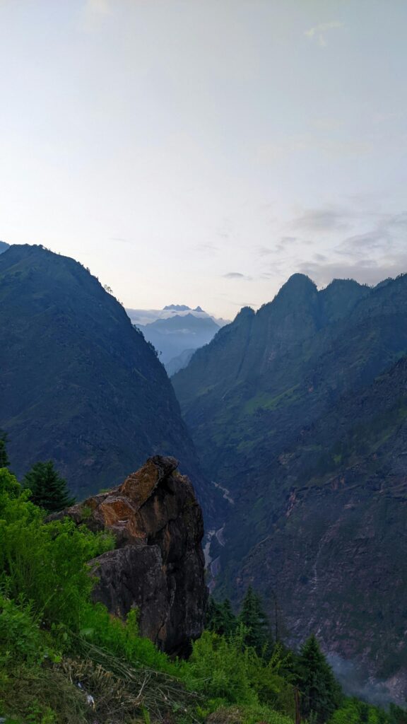 Breathtaking Mountain Valley View at Dusk Mobile Wallpaper