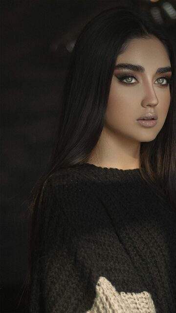 Stunning Portrait of a Woman with Green Eyes Mobile Wallpaper