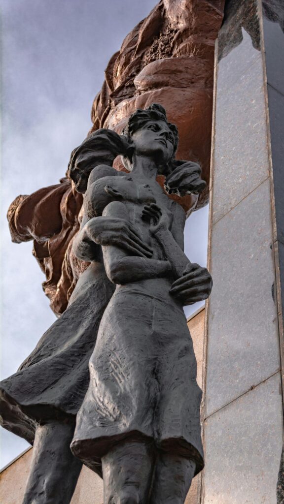 Monument of Mother and Child Bronze Statue High Definition Wallpaper