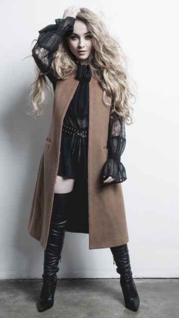 Sabrina Carpenter Fashion Portrait High Resolution Mobile Wallpaper