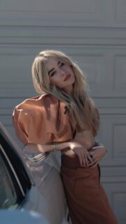 Sabrina Carpenter Stunning Portrait Aesthetic Mobile Wallpaper