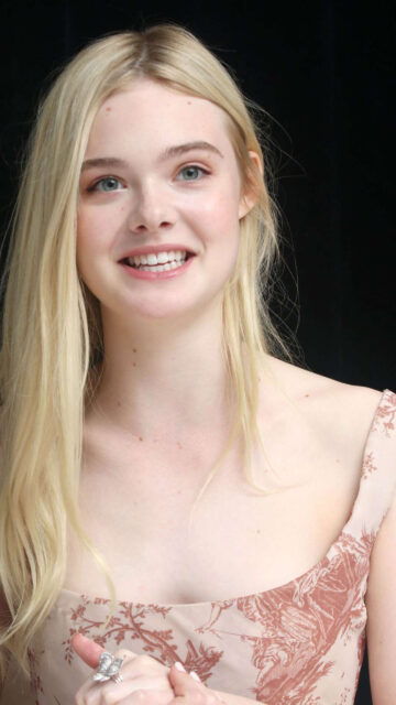 Elle Fanning Blonde Portrait Mobile Wallpaper