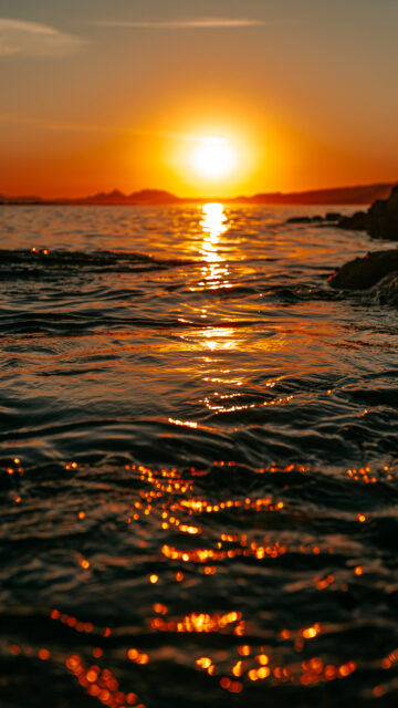 Stunning Golden Hour Ocean Sunset Mobile Wallpaper