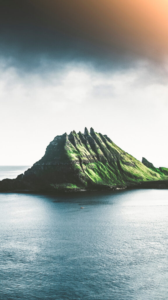 Green Mountain Island in Ocean Mobile Wallpaper