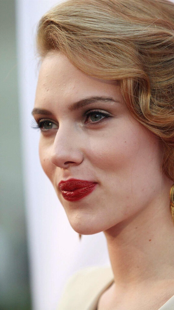 Scarlett Johansson Close-up Portrait Mobile Wallpaper
