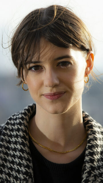 Daisy Edgar Jones Portrait Mobile Wallpaper