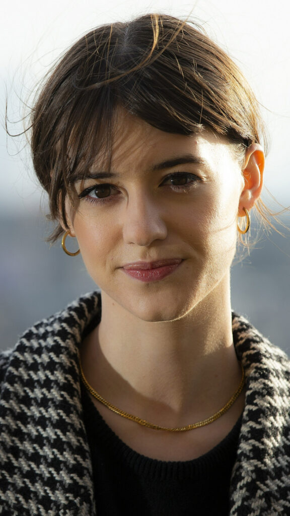 Daisy Edgar Jones Portrait Mobile Wallpaper