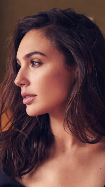 Stunning Gal Gadot Close-Up Portrait Mobile Wallpaper