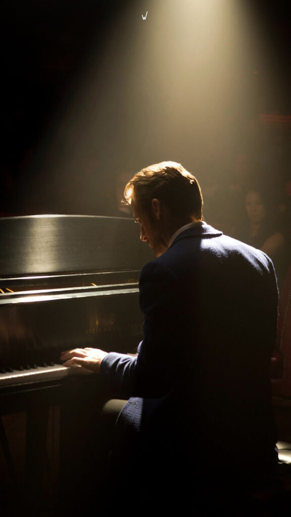 Ryan Gosling Playing Piano in La La Land Mobile Wallpaper