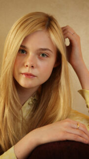 Elle Fanning Portrait High-Quality Mobile Wallpaper