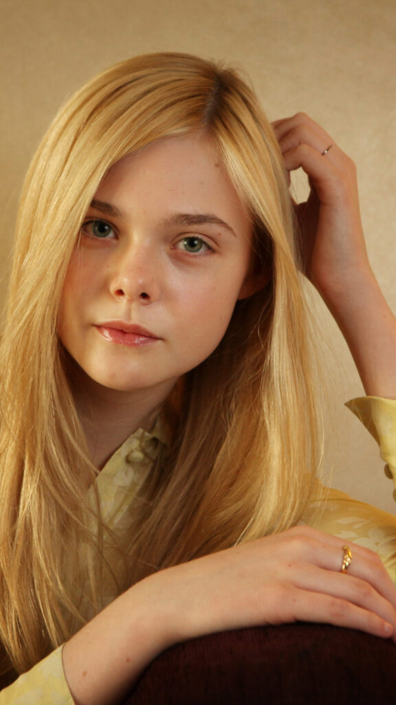 Elle Fanning Portrait High-Quality Mobile Wallpaper