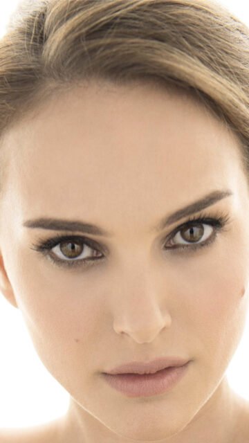 Close-up Portrait of a Beautiful Woman Mobile Wallpaper