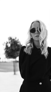 Chic Blonde Woman in Sunglasses Portrait Black and White Wallpaper