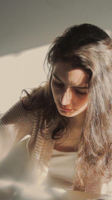 Dreamy Girl in Golden Hour Sunlight Aesthetic Mobile Wallpaper
