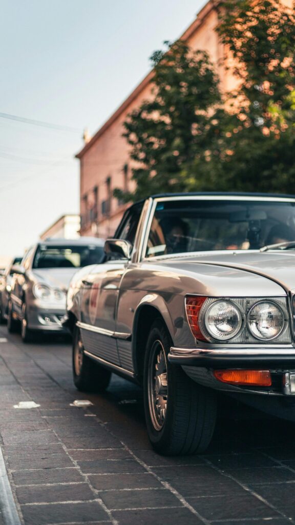 Vintage Silver Mercedes-Benz Roadster Street Side View Wallpaper