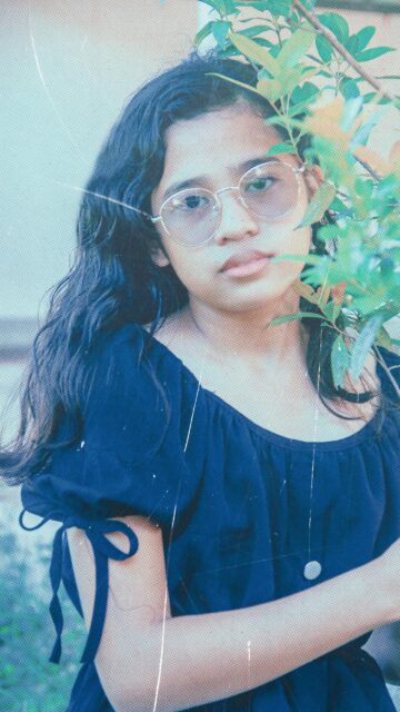 Stylish Young Girl With Glasses Aesthetic Mobile Wallpaper