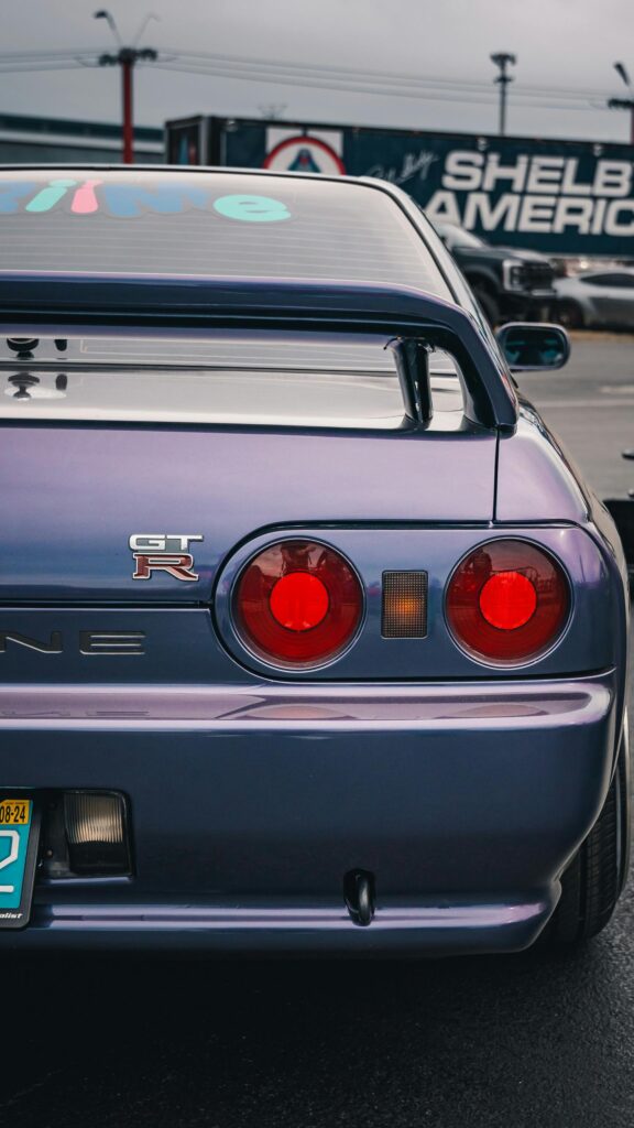 Stunning Midnight Purple Nissan Skyline GT-R R32 Rear View Mobile Wallpaper