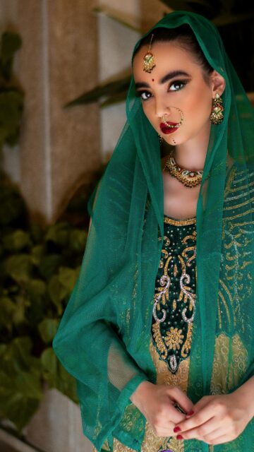 Stunning Indian Bride in Emerald Green Traditional Attire Wallpaper
