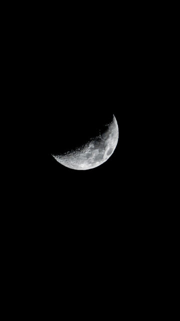 Waning Crescent Moon Phase Spiritual Energy 4K Minimalist Wallpaper