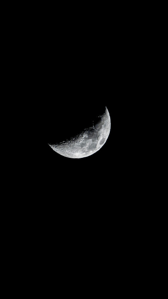 Waning Crescent Moon Phase Spiritual Energy 4K Minimalist Wallpaper