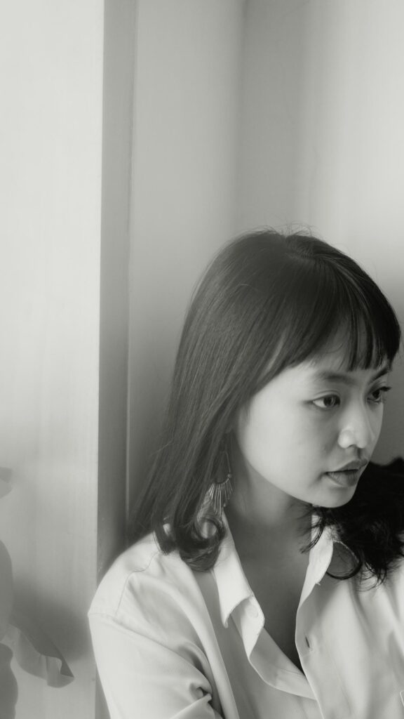 Elegant Asian Girl Side Profile Minimalist Aesthetic Wallpaper