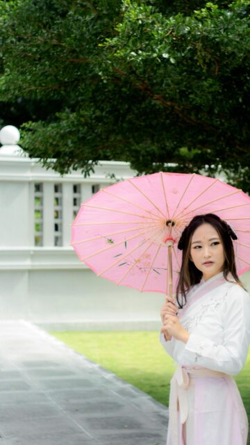 Beautiful Woman in Traditional Asian Hanfu with Pink Umbrella Wallpaper