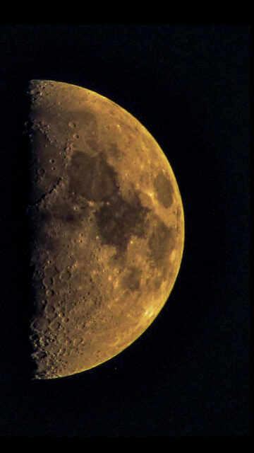 Waning Half Moon Lunar Cycle Spiritual Energy and Manifestation Wallpaper
