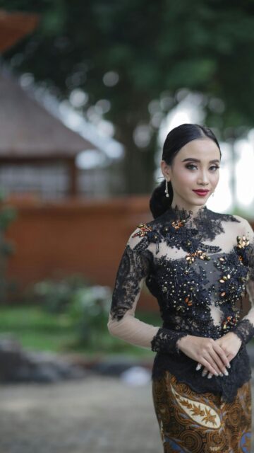Elegant Indonesian Woman in Traditional Kebaya Phone Wallpaper