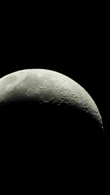 Stunning Gibbous Moon Phase Spiritual Energy 4K Mobile Phone Wallpaper