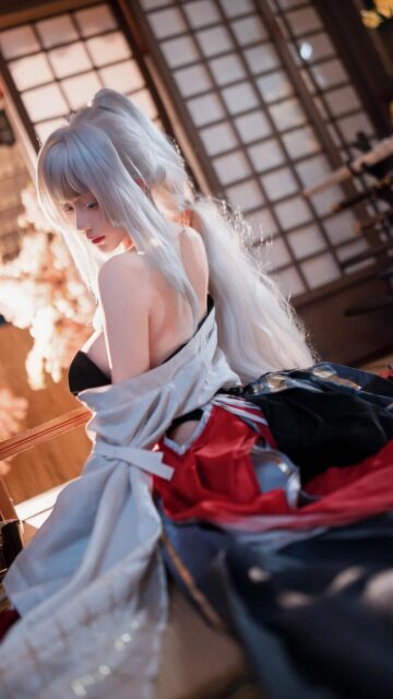 Stunning Anime Cosplay Girl with White Hair in Traditional Japanese Setting Wallpaper