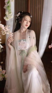 Ethereal Asian Beauty in Traditional Hanfu Dress High Resolution Wallpaper