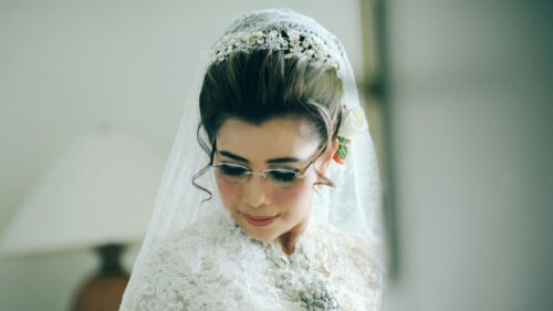 Elegant Bride with Tiara and Veil Wedding Portrait 4K Wallpaper
