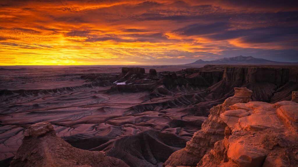 Stunning Desert Sunset Over Rocky Canyon Landscape 4K Wallpaper