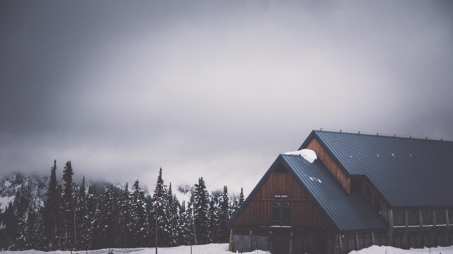 Misty Mountain Visitor Center Winter Landscape 4K Wallpaper