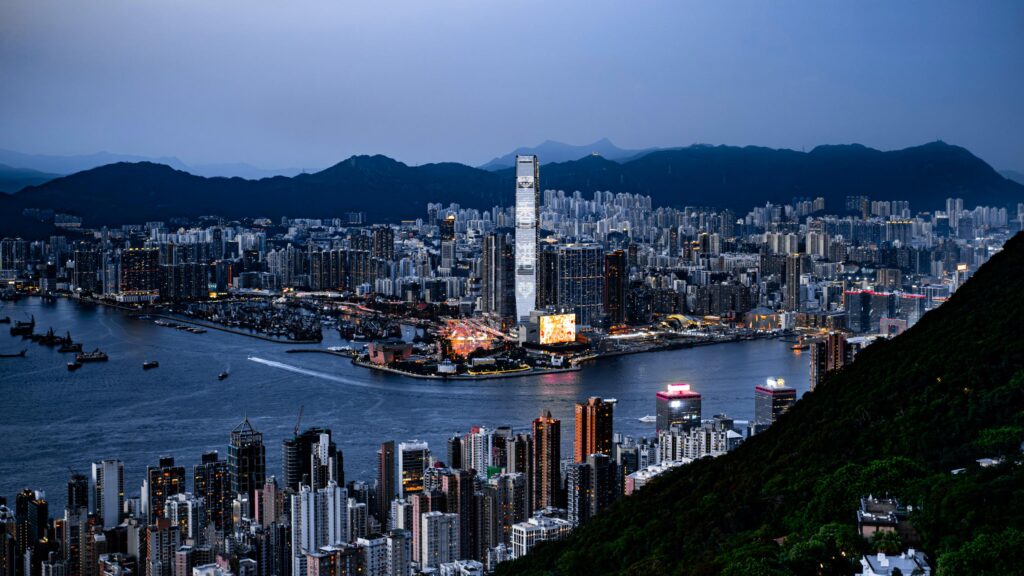 Stunning Twilight Hong Kong Skyline and Victoria Harbour 4K Wallpaper