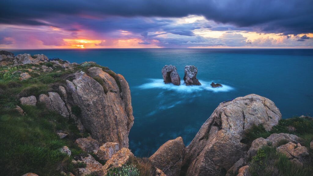 Dramatic Coastal Sunset with Rugged Sea Stacks 4K Wallpaper